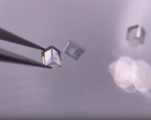 Colorless mono CVD Lab Grown Diamonds Single Crystal Optical Prism 2x2x1mm