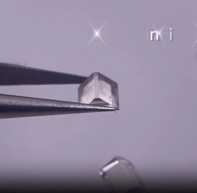 Colorless mono CVD Lab Grown Diamonds Single Crystal Optical Prism 2x2x1mm