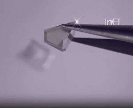 Colorless mono CVD Lab Grown Diamonds Single Crystal Optical Prism 2x2x1mm