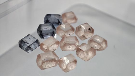 Pink And Blue HPHT Rough Lab Created Diamond Round Shape Brilliant Cut